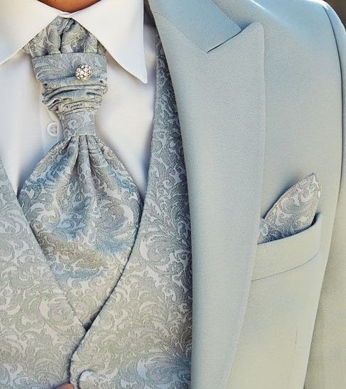 Détail visuel d'un costume de marié vert eucalyptus. La cravate, le gilet et la pochette sont dans un motif floral plus clair.