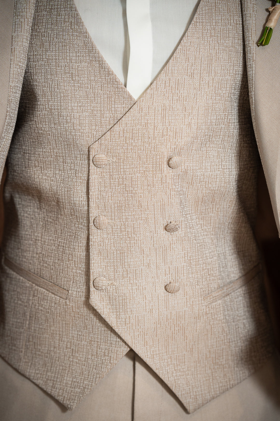 Détail devant gilet costume marié Mathéo beige, double boutonnage, micro motifs géométriques ton sur ton