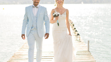 couple de marié sur ponton au bord du lac d'Aix-les-Bains jeune homme métisse portant un costume de mariage bleu ciel et d'une mariée portant un robe fluide ivoire