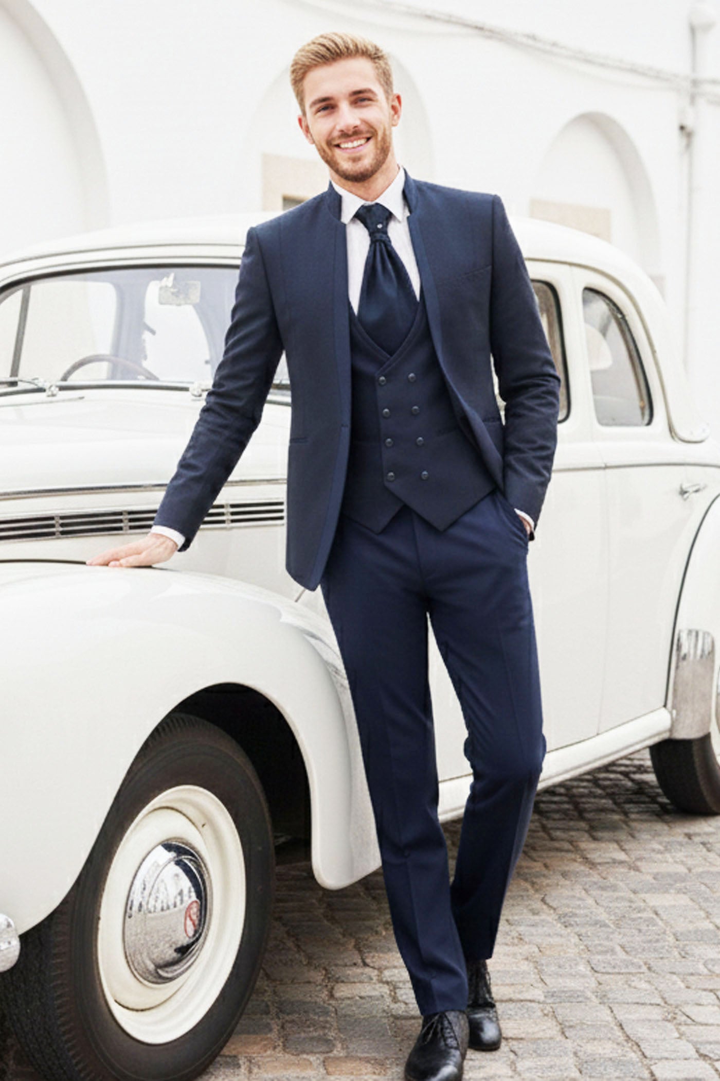 homme-portant-costume-mariage-3-pieces-bleu-voiture-ancienne