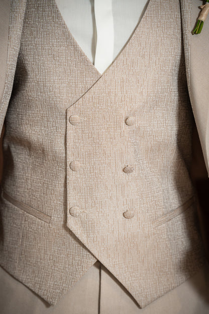 Détail devant gilet costume marié Mathéo beige, double boutonnage, micro motifs géométriques ton sur ton