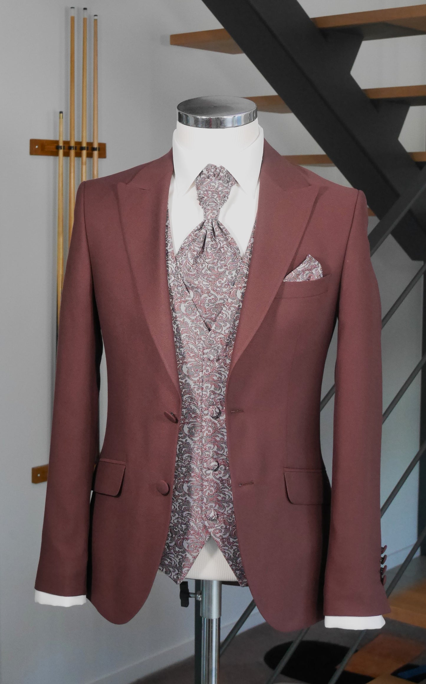 buste  portant un costume de marié bordeaux veste unie bordeaux gilet à motifs floraux gris clair et bordeaux cravate assortie au gilet