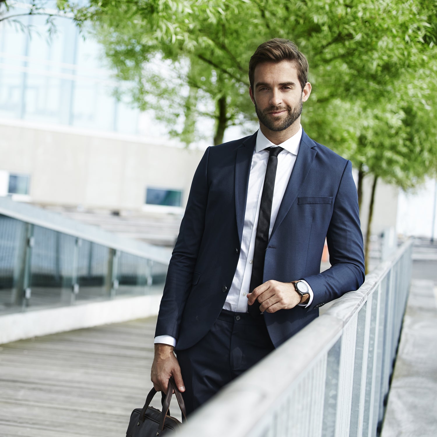 Des chemises et des costards de couleurs foncées pour aller travailler en toute sérénité, qualité, bien aller et petits prix