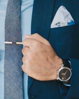 Détail d'un costume de ville élégant. L'homme porte une veste à carreaux bleus et un ensemble d'accessoires de mode (pochette, cravate, pince).
