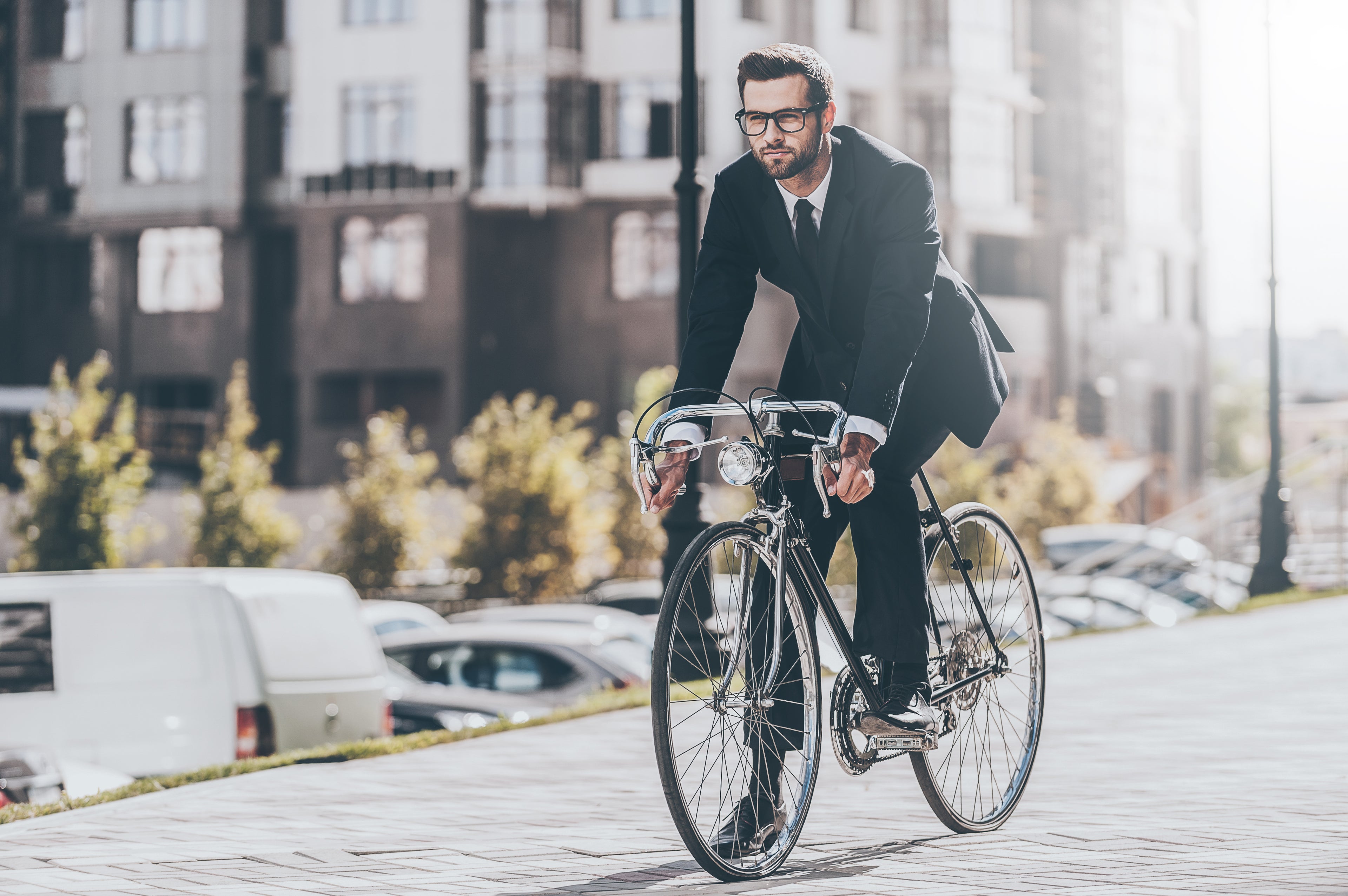 homme sportif en costume de travail coloris noir. De s tenues de travail habillée et stretchs pour bouger
