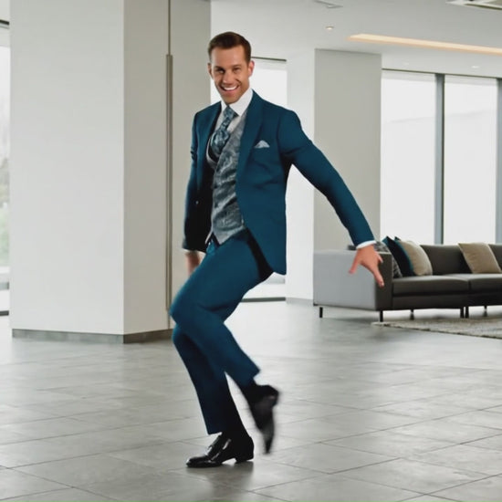 Homme qui effectue des pas de danse dans son costume de mariage vert sapin extensible