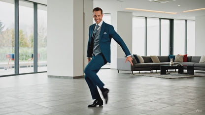 Homme qui effectue des pas de danse dans son costume de mariage vert sapin extensible